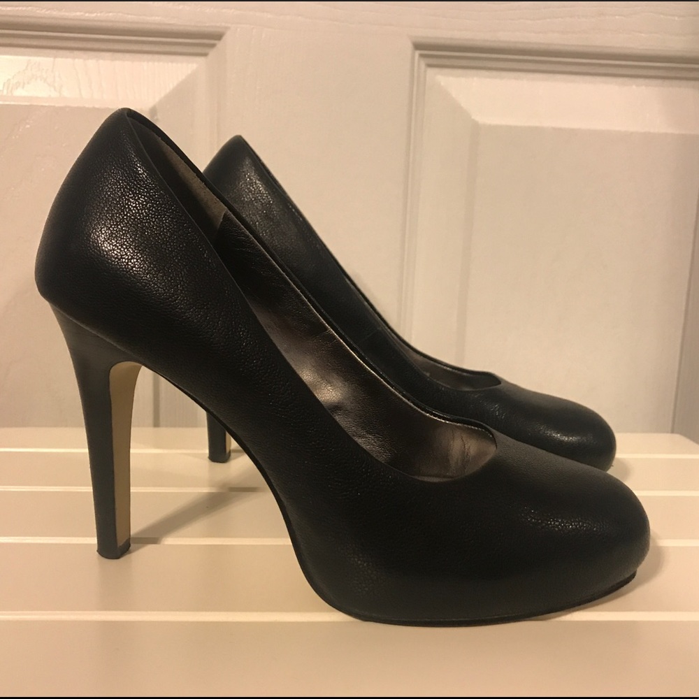 Banana Republic Black Leather Round Toe Pump SZ 5M